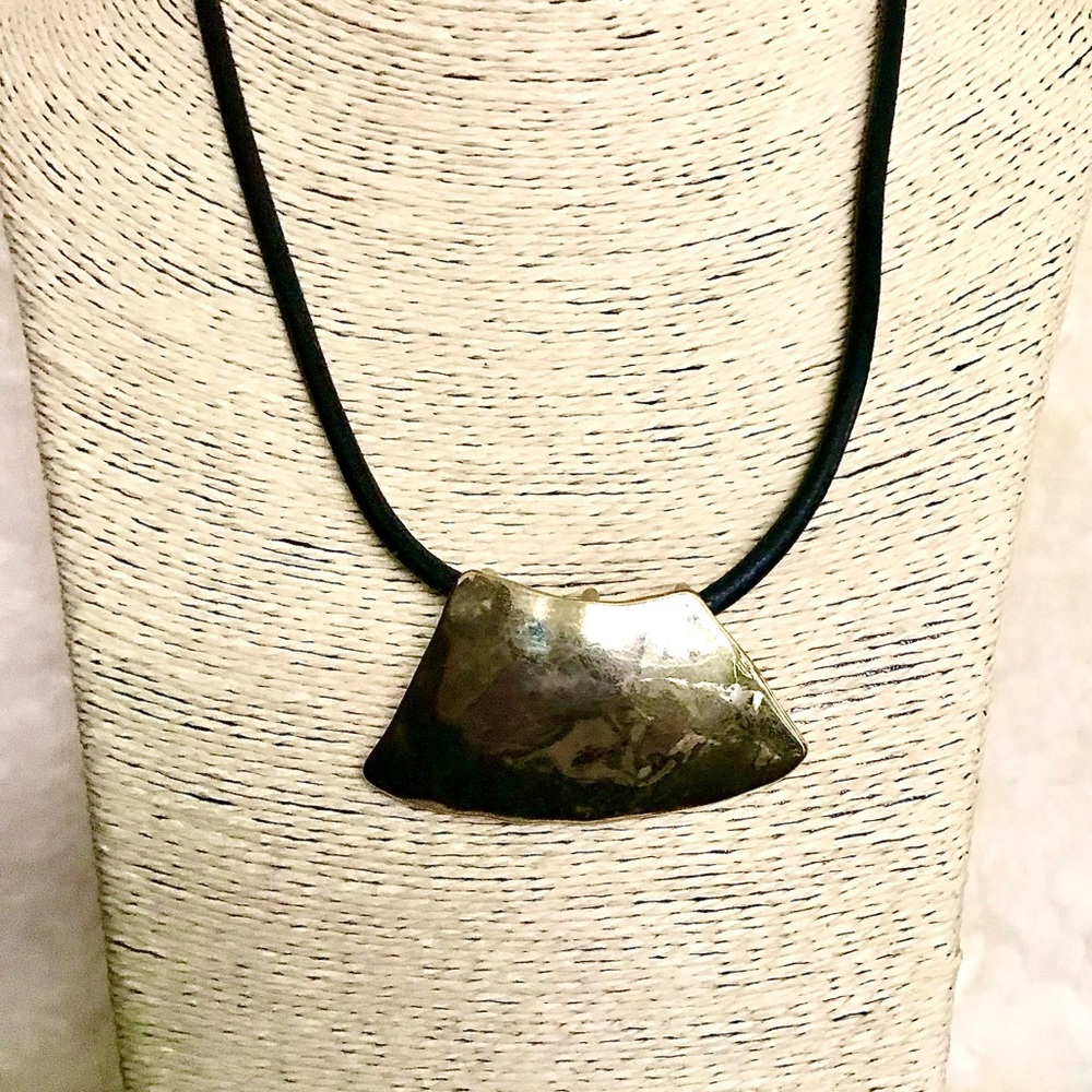 Chico’s Women Hammered Gold Tone One Strand Pendant 21” Necklace